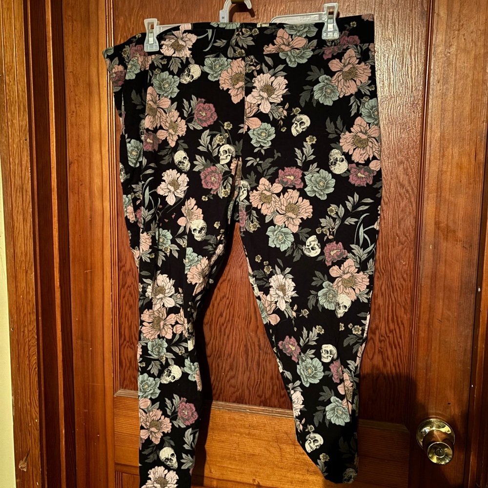Torrid Black Skull Floral Pattern Leggings
